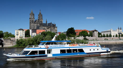 Schiff der Weißen Flotte auf der Elbe vor dem Magdeburger Dom Schiff der Weißen Flotte auf der Elbe vor dem Magdeburger Dom