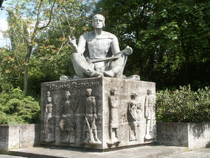 Bild vergrößern: Eike von Repgow Statue in Magdeburg in der Hallischen Straße