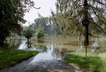 Bild vergrößern: 13 Überflutete Parkanlagen