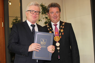Bild vergrößern: Oberbürgermeister Dr. Lutz Trümper verabschiedet Beigeordneten Dr. Rüdiger Koch [Foto: Landeshauptstadt Magdeburg]