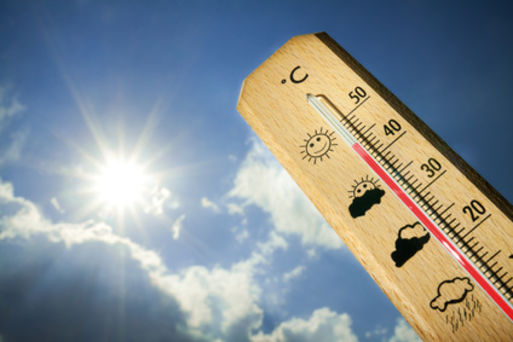 Bild vergrößern: Thermometer wird in strahlende Sonne gehalten und zeigt über 40 Grad