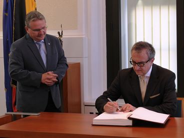 Bild vergrößern: Bürgermeister Klaus Zimmermann und Zeljko Janjetovic, Botschafter von Bosnien und Herzegowina bei der Eintragung in das Goldene Buch