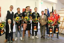 Bild vergrößern: OB Dr. Lutz Trmper gemeinsam mit den Magdeburger Olympiateilnehmern