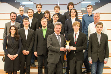 Gruppenbild der Teilnehmer der RoboCup-Weltmeisterschaft und der JuniorScienceOlympiade zusammen mit Oberbürgermeister Dr. Lutz Trümper