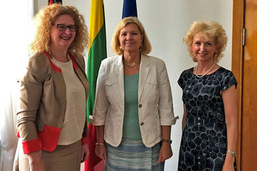 Bild vergrößern: Dr. Gabriele Köster, Botschafterin Angelika Viets und Dr. Jolanta Karpaviciene