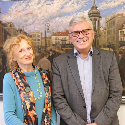 Magdeburgs neue Stadtschreiberin Nele Heyse mit dem Kulturbeigeordneten Prof. Dr. Matthias Puhle