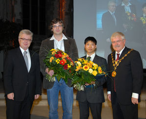 Bild vergrößern: Dr. Rüdiger Koch, Christian Warnke, Dan Sato und Prof. Dr. Klaus Erich Pollmann (v.l.n.r.) Foto: Landeshauptstadt Magdeburg