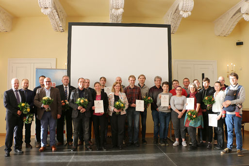 Bild vergrößern: Gruppenbild aller Preisträger des Magdeburger Umweltpreises 2019