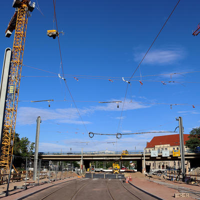Arbeiten am Fahrbahndraht am Damaschkeplatz in Magdeburg