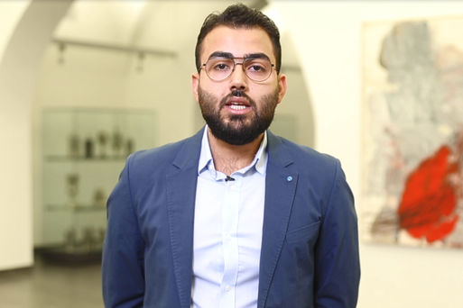Bild vergrößern: Student Zain Akash mit dem Corona-Videobotschaft Magdeburgs auf Arabisch