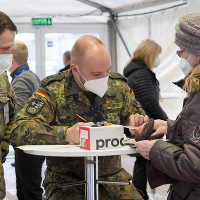 Bundeswehrsoldaten unterstützen im Impfzentrum Magdeburg