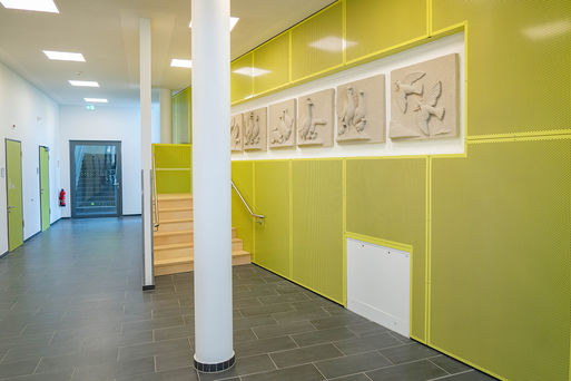 Modern gestalteter Flur der Grundschule Diesdorf in Magdeburg