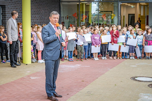 Oberbürgermeister Dr. Trümper spricht vor den Schülern der Grundschule Diesdorf