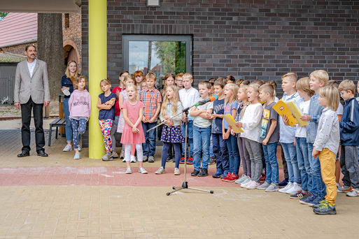 Kinder der Grundschule Diesdorf singen auf dem Schulhof