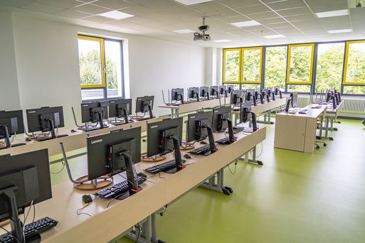 Der Informatik-Raum mit Computern in der Magdeburger Grundschule Diesdorf