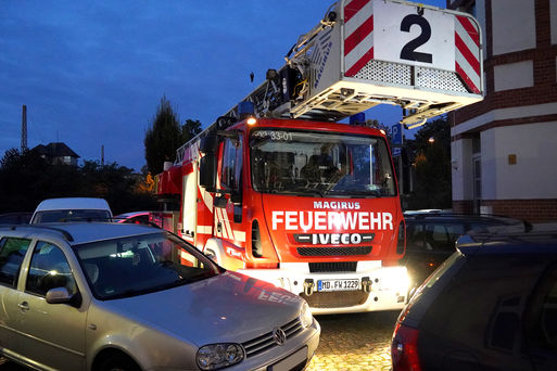 Einsatzfahrzeug der Feuerwehr Magdeburg kommt an Falschparkern nicht vorbei