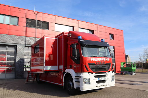 Bild vergrößern: Mobiles Kommando: Fahrzeug der Einsatzleitung der Feuerwehr Magdeburg