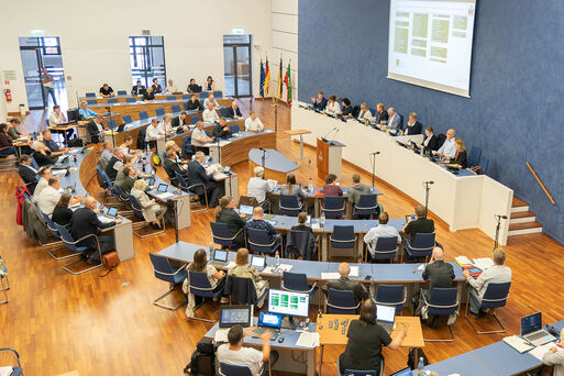 Sitzung des Magdeburger Stadtrates 2022 - Sicht auf das Podium