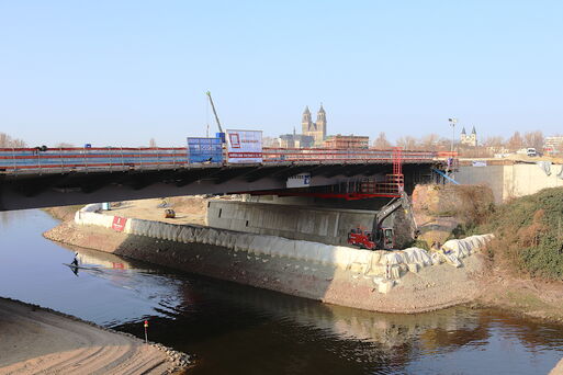 Bild vergrößern: Neue Zollbrücke mit Magdeburger Dom im Hintergrund