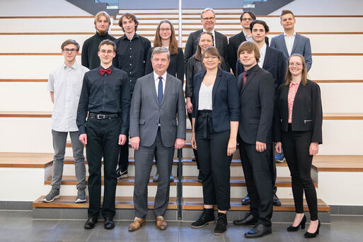 Bild vergrößern: Bild zeigt alle ausgewählte Schülerinnen und Schüler des Werner-von-Siemens-Gymnasium und das Team des robOTTO der Otto-von-Guericke-Universität.
