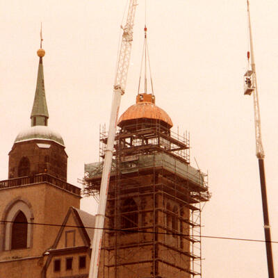 Turmspitze der Johanniskirche im Aufbau 2002