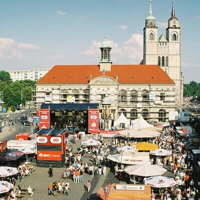 Luftbild über den Alten Markt und das Alte Rathaus beim Stadtfest 2005