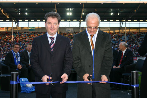 Bild vergrößern: Oberbürgermeister Trümper und Franz Beckenbauer bei der Eröffnung der MDCC-Arena 2006