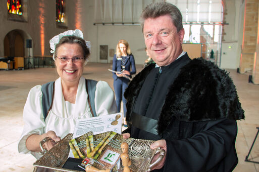 Bild vergrößern: Oberbürgermeister Trümper präsentiert den Lutherstempel