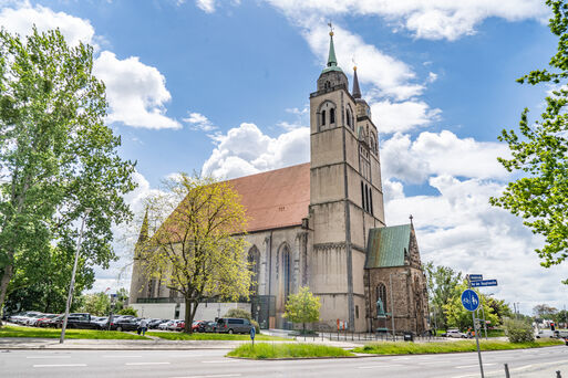 Bild vergrößern: Johanniskirche Magdeburg mit Himmel