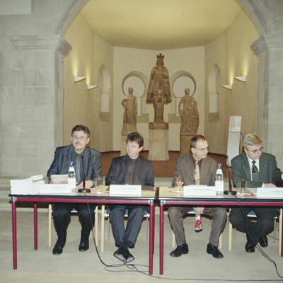 Oberbürgermeister Dr. Lutz Trümper bei Pressekonferenz zur Kaiser-Otto-Ausstellung 2001