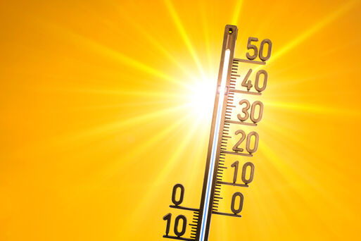 Thermometer mit Sonne im Hintergrund - Sommerhitze