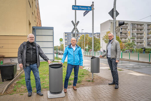 Bild vergrößern: Lutz Fiedler, Andreas Stegemann und Holger Platz weihen neue Papierkörbe ein