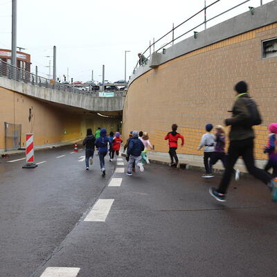 Die Kinder durften zuerst laufen und den Magdeburger Tunnel einweihen