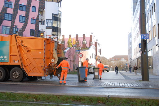 Bild vergrößern: Müllabfuhr im Magdeburger Stadtgebiet