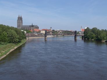 Bild vergrößern: Elbe im Stadtgebiet
