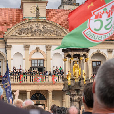 SC Magdeburg auf dem Rathausbalkon mit tausenden Menschen davor