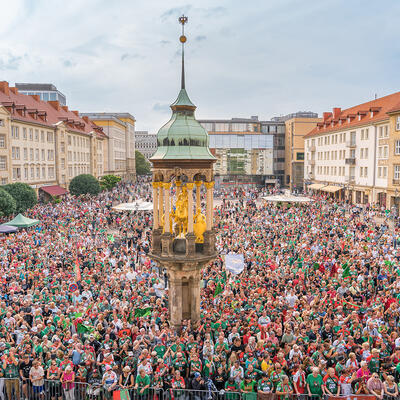 Tausende Fans des SC Magdeburg mit unglaublicher Stimmung auf dem Alten Markt