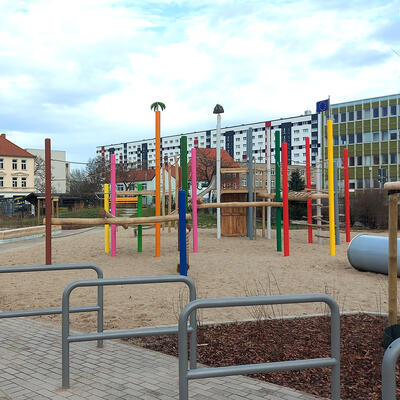 Ausstattung des sanierten Spielplatzes in der Wedringer Straße in Neue Neustadt