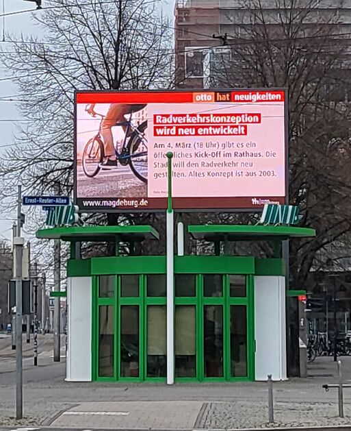Bild vergrößern: Radverkehrskonzeption - Einladung auf der Anzeigetafel Ernst-Reuter-Allee/Breiter Weg