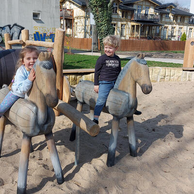 Kinder erobern den neuen Spielplatz in der Magdeburger Sieverstorstraße