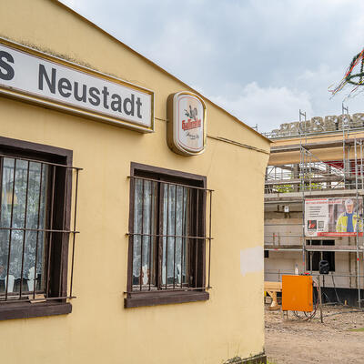 Altes Sportlerheim des TuS Neustadt neben dem Rohbau der neuen Sporthalle