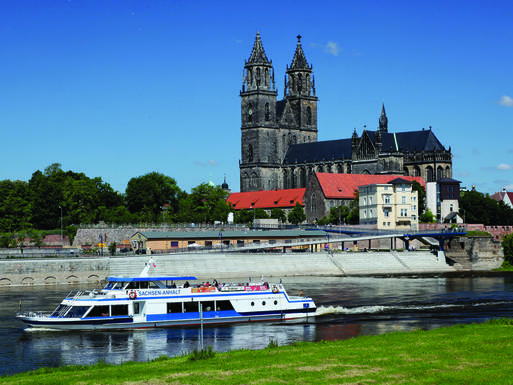 Bild vergrößern: Elbe mit Dom im Hintergrund © Lander