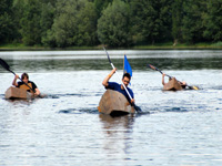 Bild vergrößern: Pappbootrennen am Salkber See 2011