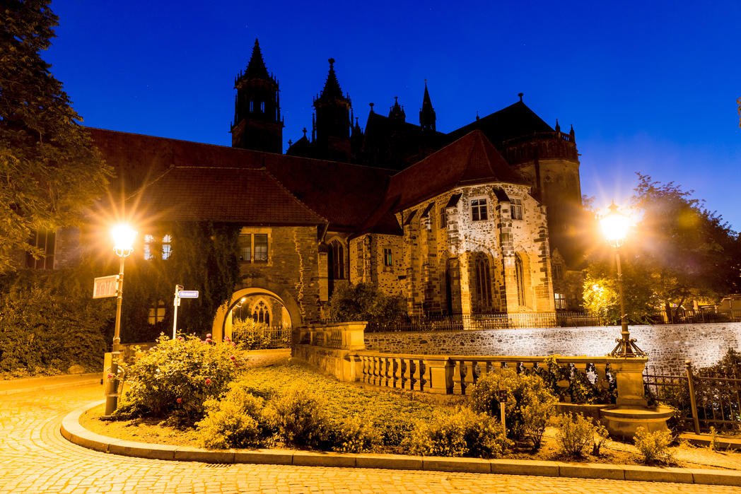 Abendlicher Stadtrundgang am Remtergang mit Blick zum Magdeburger Dom Abendlicher Stadtrundgang am Remtergang mit Blick zum Magdeburger Dom