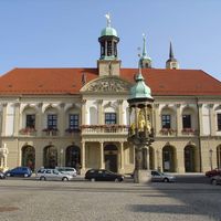 Magdeburger Rathaus mit Roland                        