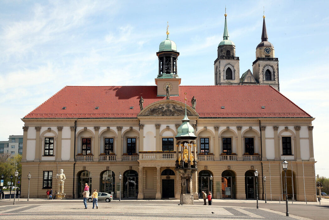 Rathaus mit Reiter