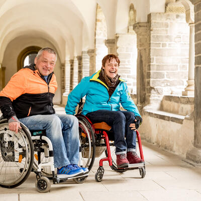 Rollstuhlfahrer*in im Kunstmuseum 