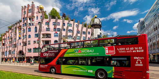 Doppeldeckerbus vorm Hunderwasserhaus