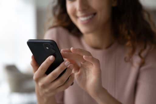Bild vergrößern: Close up of woman use cellphone texting online