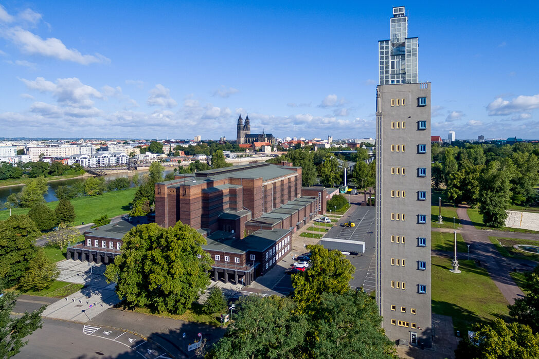 Stadthalle Magdeburg - Luftbild mit Blick zur Altstadt